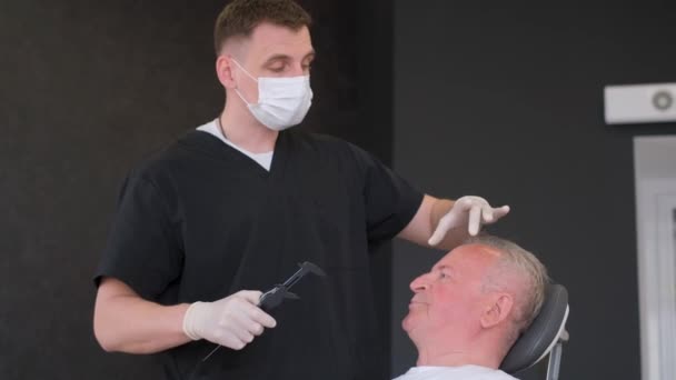 Portrait Doctor Surgeon Making Marks Male Face Elderly Man High — Stock Video