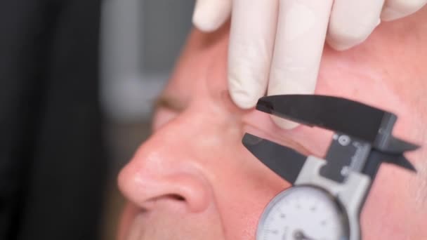 Seorang Ahli Bedah Plastik Memeriksa Keriput Tua Bawah Mata Seorang — Stok Video