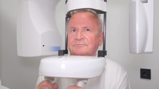 Médico Toma Una Radiografía Cabeza Una Persona Mayor Preparación Para — Vídeo de stock