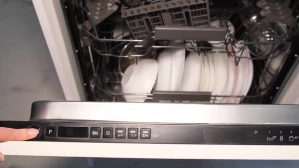 Ένα Γυναικείο Χέρι Βάζει Μπρος Πλυντήριο Πιάτων Σύγχρονες Τεχνολογίες Στην — Αρχείο Βίντεο