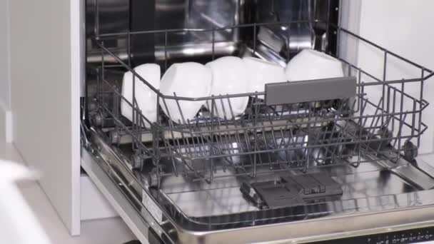 从洗碗机上卸下碗碟 在自动洗碗机里洗得干干净净 发亮的盘子 — 图库视频影像