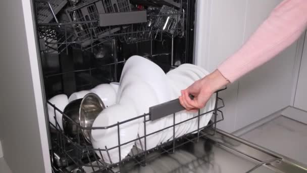 Выгрузка Посуды Посудомоечной Машины Домохозяйка Убирает Чистую Посуду Автоматической Посудомойки — стоковое видео