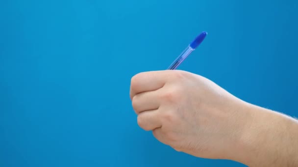 Tangan Seorang Pria Muda Menulis Sesuatu Dengan Pulpen Latar Belakangnya — Stok Video