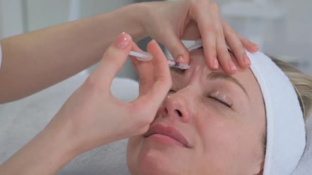 Косметолог Делает Омолаживающие Инъекции Против Морщин Лице Красивой Женщины Процедура — стоковое видео