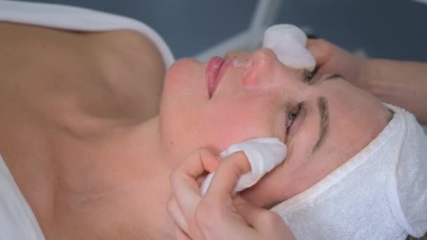 Kosmetolog Fokuserar Proceduren Att Applicera Mask Klientens Ansikte Kvinna Njuter — Stockvideo