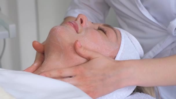 Kosmetiska Procedurer Kosmetolog Utför Rengöring Händerna Kosmetolog Applicerade Mask Ansiktet — Stockvideo