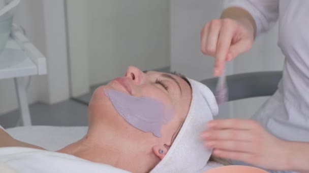 Vacker Ung Kvinna Täckt Med Lugnande Lugnande Omtänksam Kosmetisk Ansiktsmask — Stockvideo