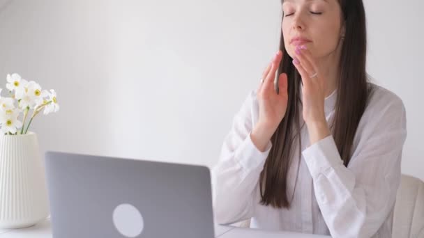Uma Jovem Mulher Frustrada Trabalhando Laptop Que Sofre Dores Cabeça — Vídeo de Stock