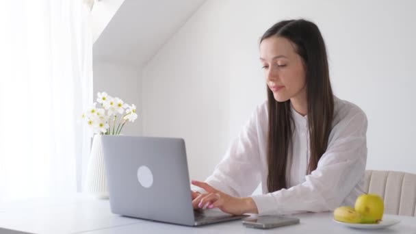 Koncepcja Biura Piękna Młoda Kobieta Pracująca Komputerowym Laptopem Skoncentrowana Uśmiechnięta — Wideo stockowe