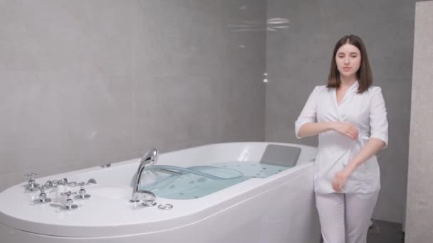 Porträt Eines Professionellen Hydromassage Masseurs Einem Schönheitssalon Konzept Der Körperpflege — Stockvideo