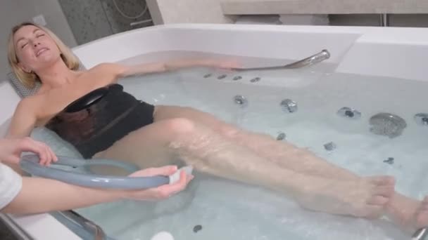 Uma Mulher Submetida Procedimento Banho Hidromassagem Mulher Relaxada Recebendo Tratamentos — Vídeo de Stock