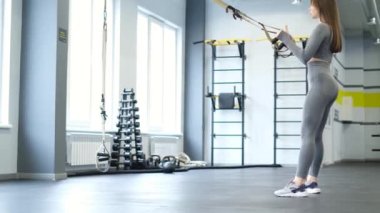 Genç ve güzel bir kız spor salonunda spor yapıyor. Spor salonunda egzersiz yaparak kilo vermek. Sağlıklı Yaşam Tarzı