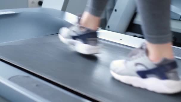 Actieve Vrouw Die Een Traag Tempo Traint Een Loopband Sportschool — Stockvideo