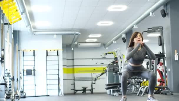 Menina Asiática Treina Seus Músculos Perna Agachando Ginásio Treinamento Músculos — Vídeo de Stock