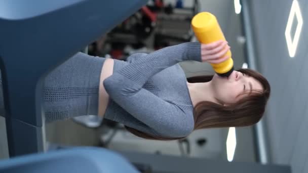 Aktivní Žena Cvičení Běžícím Pásu Pomalým Tempem Tělocvičně Fitness Dívka — Stock video