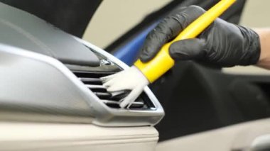 Arabanın içini temizliyorduk. Bir işçi elektrikli süpürgeyle kirli su toplar. Araba kuru temizleme.