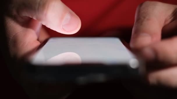 Hombre Busca Internet Con Smartphone Hombre Pasa Dedo Por Pantalla — Vídeos de Stock