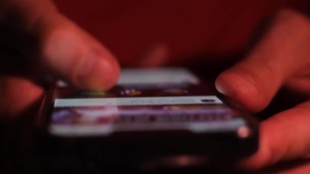 Ung Mans Hand Med Smartphone Söker Något Internet Internetsökning Smartphone — Stockvideo