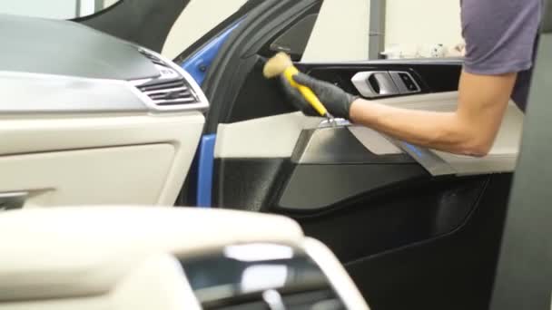 Egy Férfi Tisztítja Autó Belsejét Porszívózik Autó Belsejében Autómosás — Stock videók