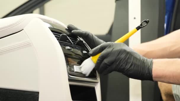 车内清洁的特写 工人用真空吸尘器收集脏水 汽车干洗 — 图库视频影像