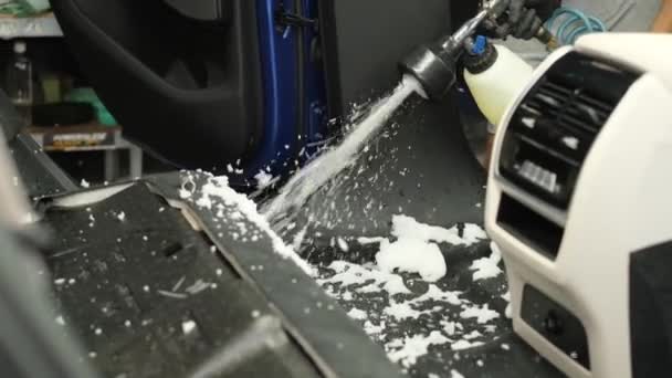 Temizlik Merkezinin Bir Çalışanı Bir Arabayı Temizliyor Kirden Arabanın Profesyonel — Stok video