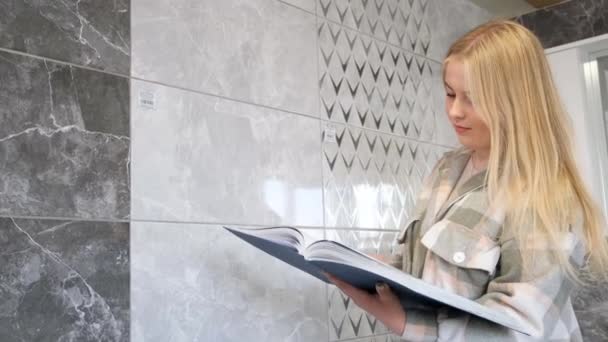 タイルの壁のセラミック 家のためのタイルを購入する若い女性 — ストック動画