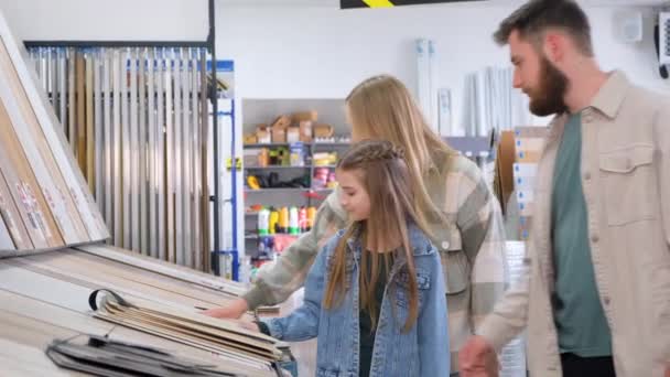 Ung Familj Järnaffär Väljer Trälaminatyta För Renovering Och Nya Designidéer — Stockvideo