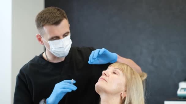 Eine Professionelle Kosmetikerin Spritzt Einer Älteren Frau Hyaluronsäure Für Eine — Stockvideo