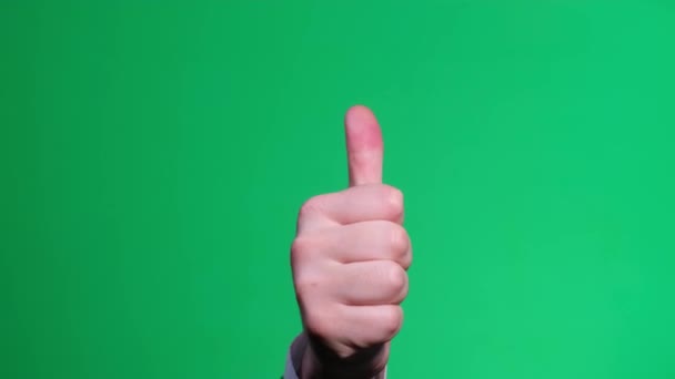 在绿色背景上竖起大拇指 男性的手向上伸出 竖起大拇指 绿色的屏幕上用钥匙 4K视频 — 图库视频影像