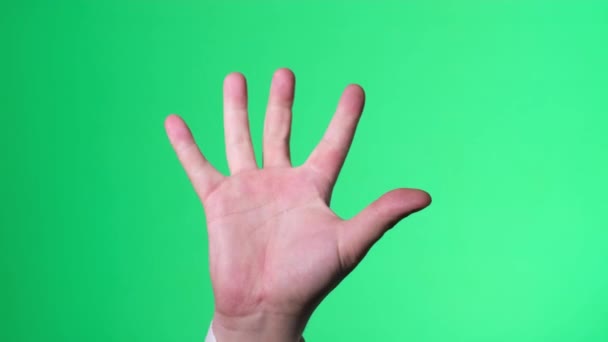 Αρσενικό Χέρι Σφιγμένο Στην Κάμερα Πράσινο Χρωματικό Φόντο Κλειδί Χειρόγραφη — Αρχείο Βίντεο