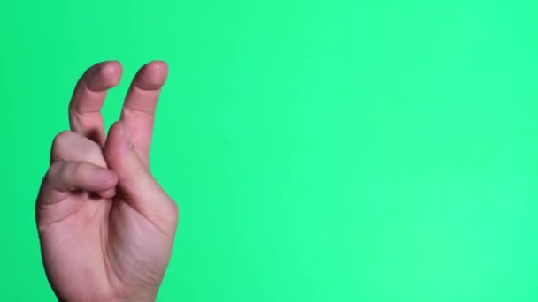 Пальцы Вверх Зеленом Фоне Мужская Рука Тянется Жестикулирует Зеленый Экран — стоковое видео