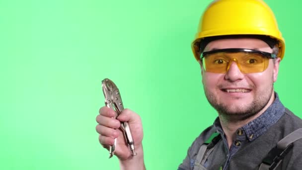 Retrato Trabajador Construcción Casco Protector Amarillo Con Alicates Las Manos — Vídeos de Stock