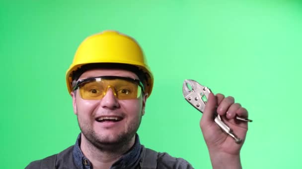 Lustiger Ingenieur Mit Helm Lacht Die Kamera Auf Grünem Hintergrund — Stockvideo