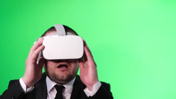 Americký Pracovník Virtuální Realitě Sluchátka Zeleném Pozadí Studiu Řízení Nebo — Stock video