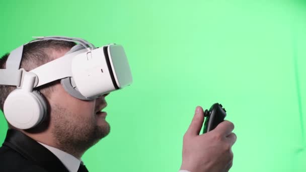 Pracovník Kanceláře Prohlíží Důležité Informace Pomocí Headsetu Virtuální Reality Pozadí — Stock video