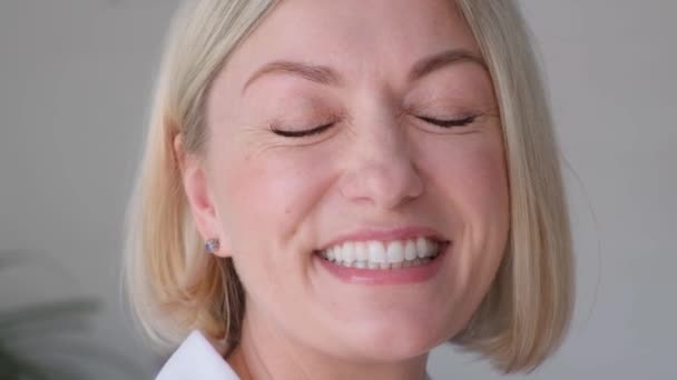 Portret Pięknej Letniej Blondynki Europejskim Wyglądzie Śmiejącej Się Kamery — Wideo stockowe
