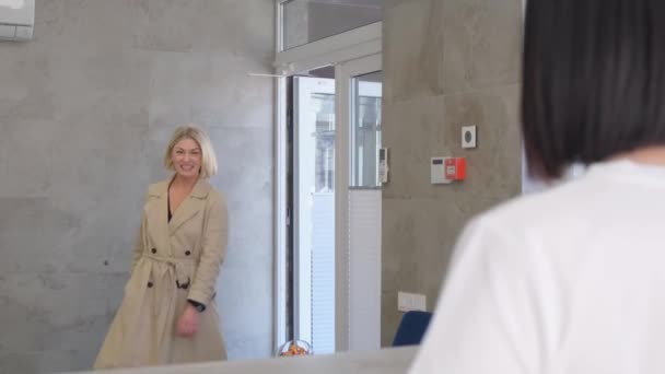 Güzel Bir Kadın Otel Resepsiyonuna Gelir Müşterilerle Otelde Buluşacağım Yöneticinin — Stok video