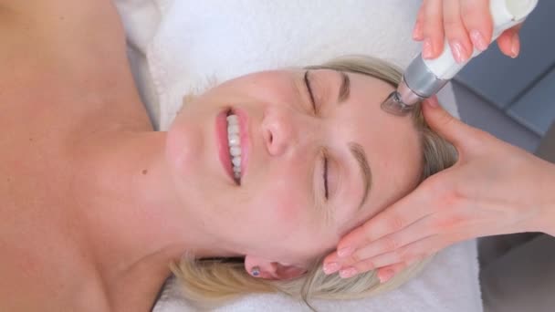 Cosmetologist Que Faz Procedimento Rejuvenescimento Facial Fêmea Cuidado Pele Procedimento — Vídeo de Stock