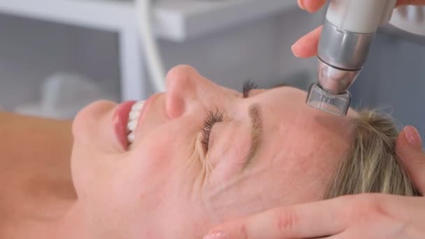 Kosmetolog Utför Vakuumvård För Kvinnas Ansikte För Föryngring Flickan Tar — Stockvideo