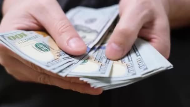 100 Dolarlık Banknotları Nakit Sayan Bir Adamının Yakın Çekimi Finans — Stok video