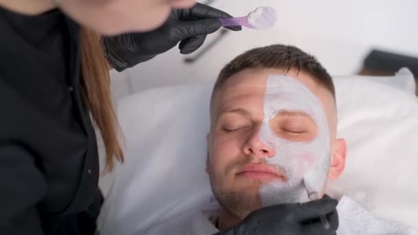 Levantamento Facial Cosmetologia Antienvelhecimento Para Homens Homem Bonito Durante Procedimento — Vídeo de Stock