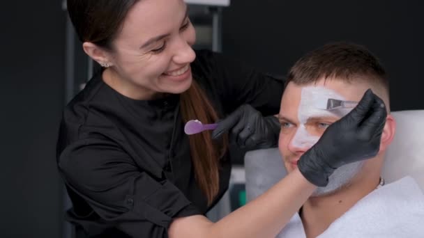 Aproape Bărbat Atractiv Care Minte Relaxează Spa Cosmetician Aplică Cremă — Videoclip de stoc
