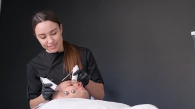 Kozmetik bilimci ofisinden genç bir adamın bir çürüme işlemi var. Erkekler için yüz derisinin tazelenmesi.