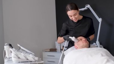 RF ultrason kullanılarak erkek yüzü gençleştirme prosedürü. Yüzün yaşlanmasına karşı estetik prosedürler. Güzellik salonları.