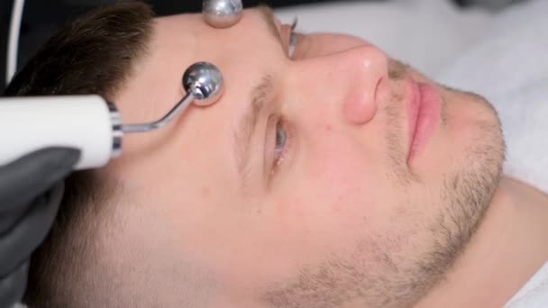 Косметолог Виконує Процедуру Iontophoresis Омоложення Шкіри Обличчя Чоловіків Ультразвукове Піднімання — стокове відео