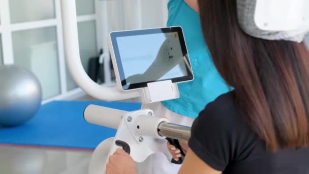 診療所の近代的な技術機器の背中のための治療体操 脊椎動物学者の仕事だ 脊椎疾患の予防 — ストック動画