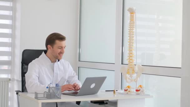 一位脊椎专家在他的办公室工作 脊柱疾病概念 — 图库视频影像