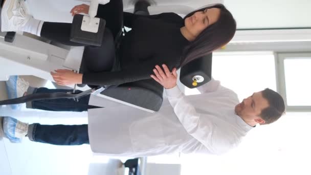 Вертикальное Видео Врач Позвоночник Осматривает Пациента Современной Технологической Машине Профилактика — стоковое видео