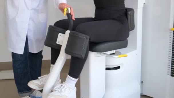 Omurgalı Modern Teknolojileri Kullanarak Hastayı Inceliyor Omurga Hastalıklarının Tedavisi Önlenmesi — Stok video