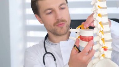 Omurgada omurgalar arası fıtık olduğunu söyleyen bir omurga uzmanı var. Omurga hastalığının tedavisi. Sağlık hizmetleri kavramı